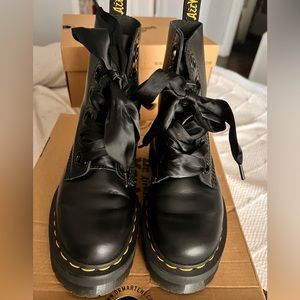 Dr. Martens Molly Platform